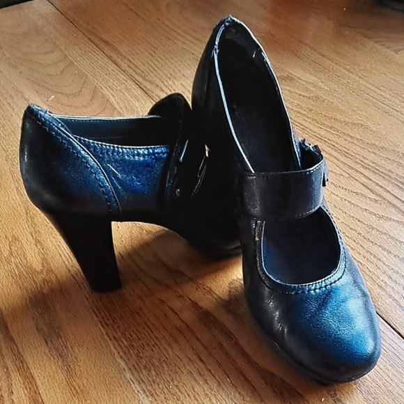 AEROSOLES Shoes - Aerosoles black pumps